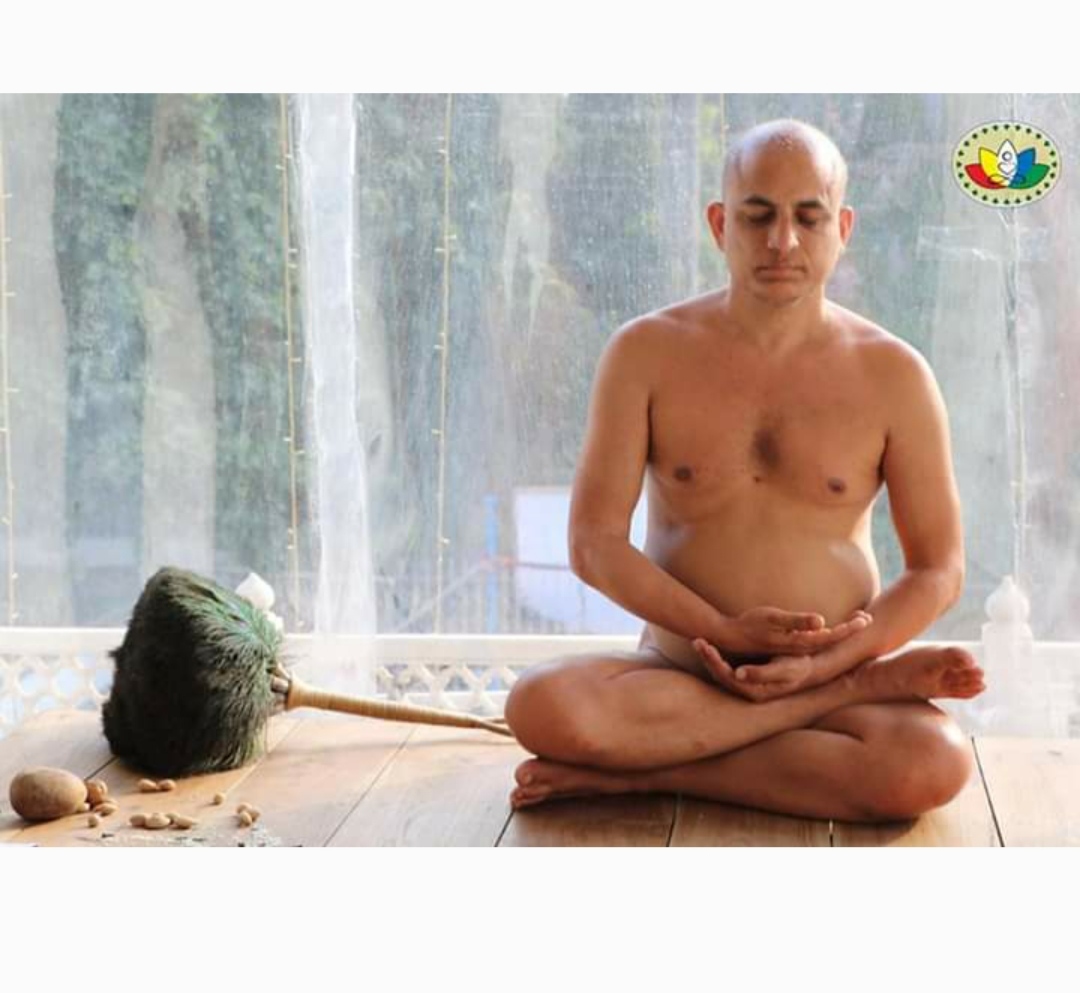 ध्यान मुद्रा में मुनि श्री प्रणम्य सागर जी।